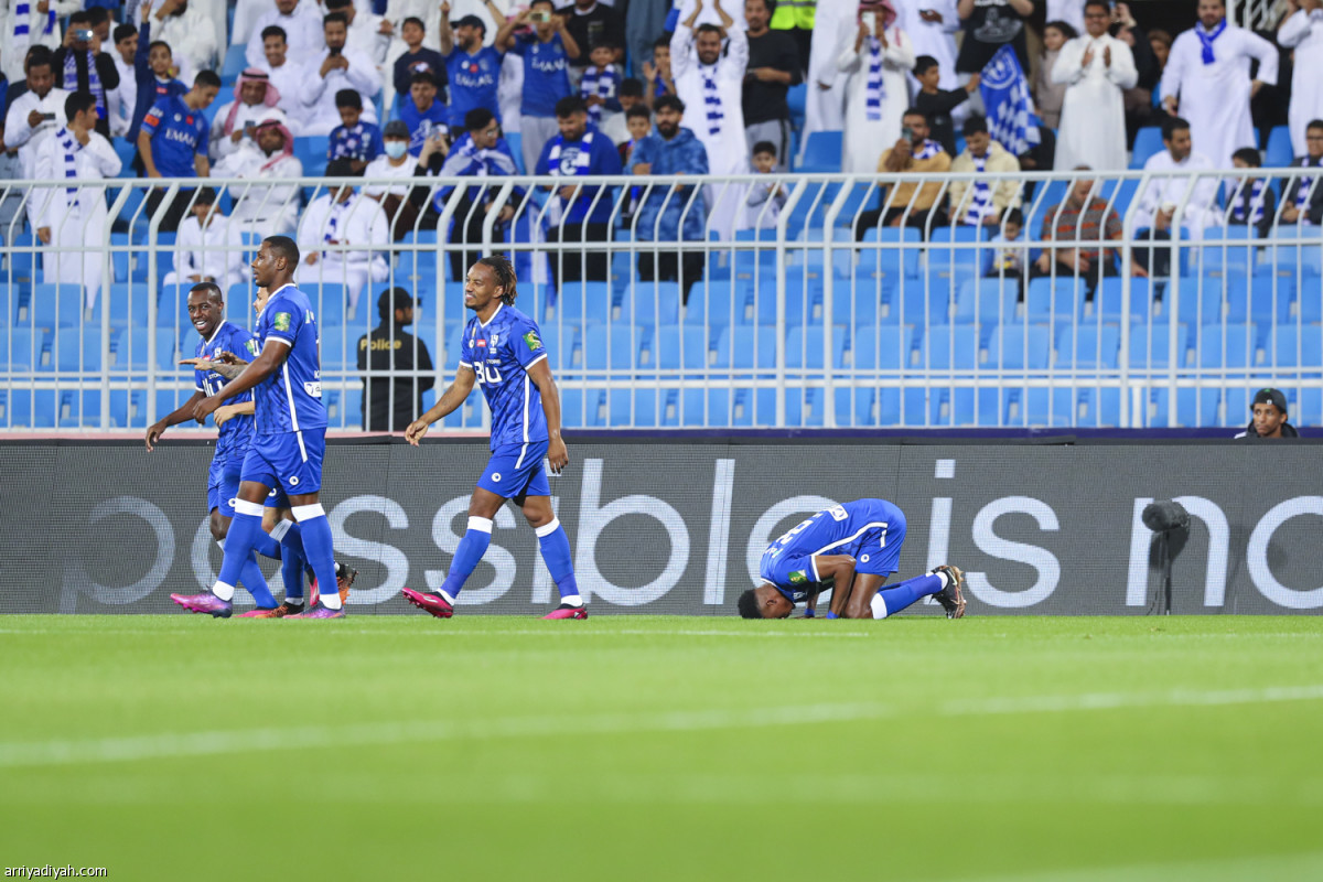 الهلال يعبر