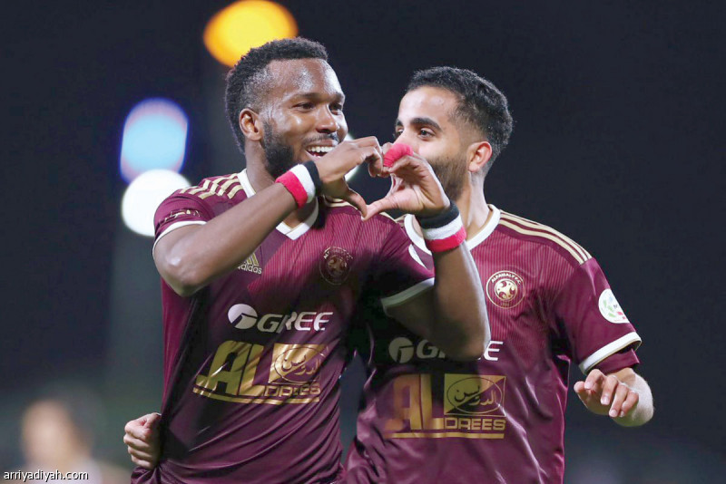 صورة التقطت أمس خاليم هيلاند لاعب الفيصلي يحتفل بأحد هدفيه في مرمى الهلال بمشاركة حسين القحطاني زميله (المركز الإعلامي ـ الفيصلي)