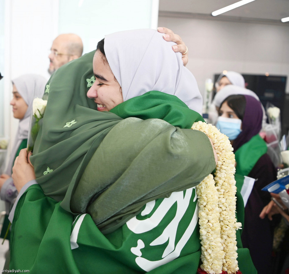 الورد والأحضان والدموع في استقبال
أبطال «آيسف 2023»