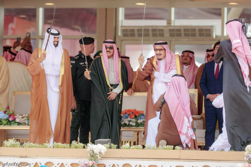 خادم الحرمين الشريفين
يتوج الفائزين في مهرجان الإبل