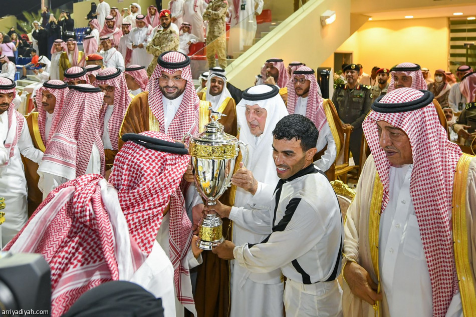 أمير مكة المكرمة يتوّج الفائزين في سباقات الخيل