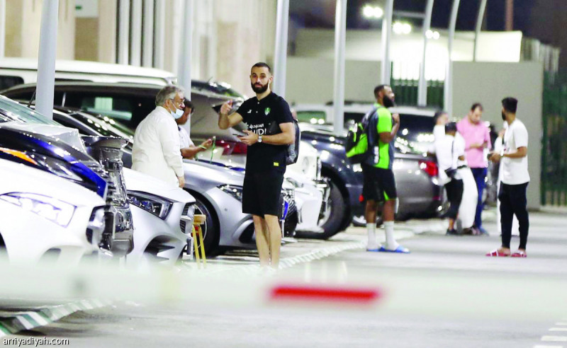 صورة التقطت أمس للمغربي إدريس فتوحي لاعب وسط فريق الأهلي الأول لكرة القدم منتظرًا داخل المواقف الخاصة بالنادي قبل بدء التدريبات، استعدادًا للقاء النصر في نصف نهائي كأس الملك تصوير: عدنان مهدلي