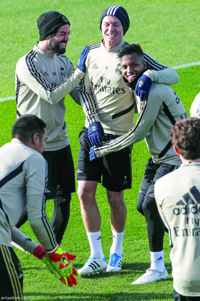 صورة التقطت أمس لإيسكو وكروس ورودريجو لاعبي ريال مدريد يتمازحون خلال الحصة التدريبة قبل مواجهة إشبيلية اليوم في الدوري الإسباني (الفرنسية)