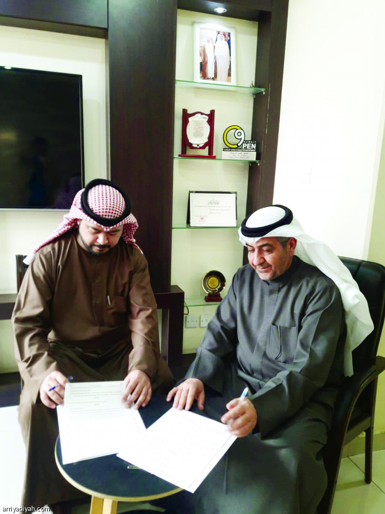 صورة التقطت أمس من توقيع عقد طاولات دايموند الأمريكية في الكويت (المركز الإعلامي ـ اتحاد البلياردو)
