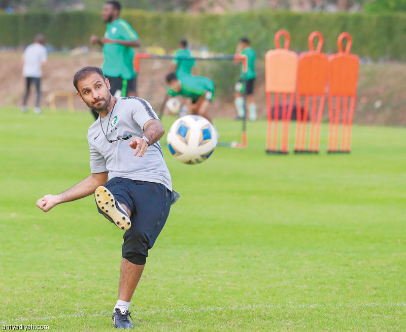 صورة التقطت أمس لسعد الشهري مدرب المنتخب السعودي الأولمبي يسدد الكرة خلال الحصة التدريبية (المركز الإعلامي- اتحاد القدم السعودي)