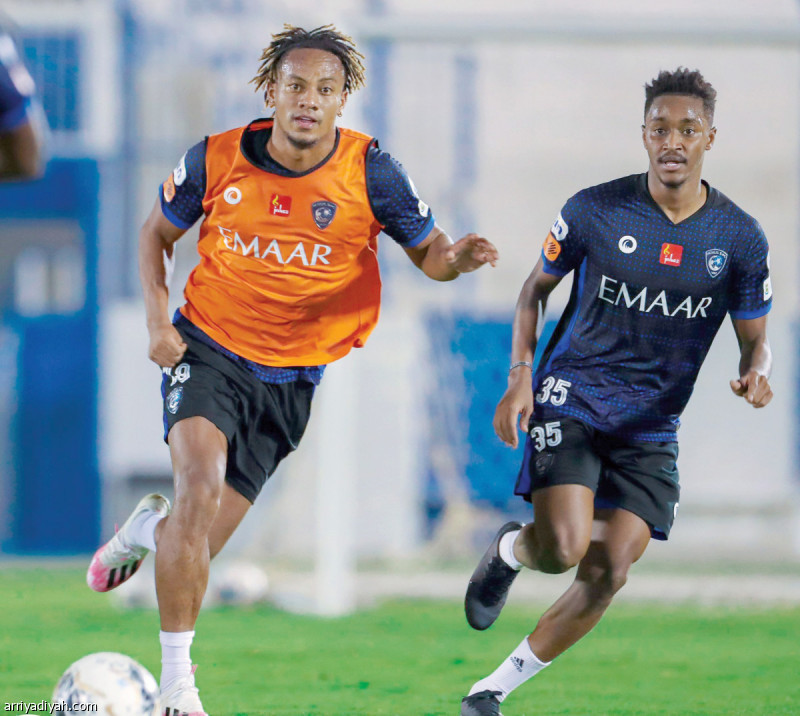 صورة التقطت أمس للثنائي منصور البيشي وكاريلو لاعبي الهلال يتنافسان على الكرة خلال المناورة (المركز الإعلامي ـ الهلال)