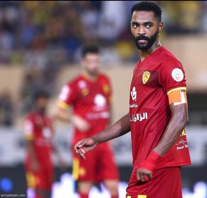 الأهلي يوقع مع خبراني القادسية