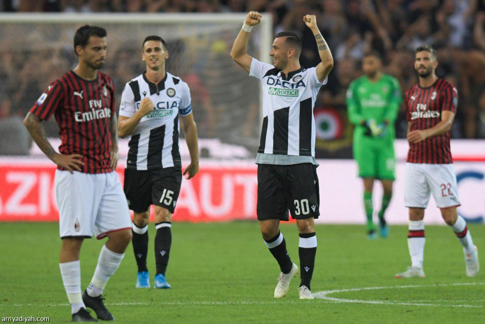 ميلان يخسر افتتاحية مبارياته في الدوري الإيطالي