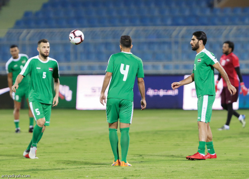 صورة التقطت أمس من تمرين المثلثات بالكرة الذي فرضه مدرب المنتخب العراقي خلال التدريبات تصوير: سعد العنزي