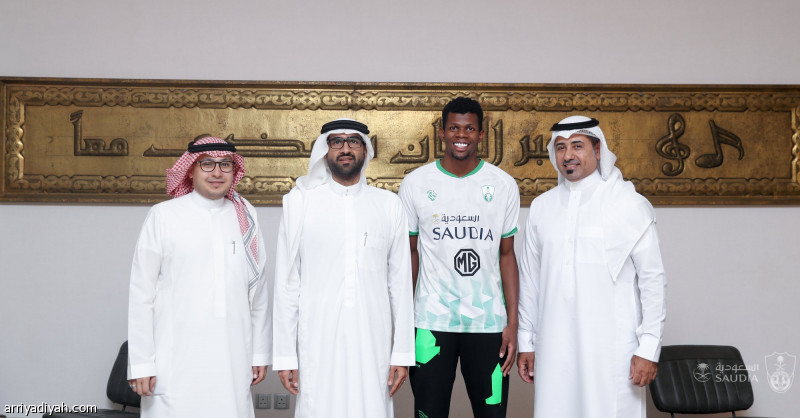 الأهلي يتمسك بالربيعي