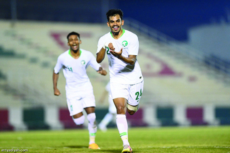صورة التقطت أمس لسعد الناصر لاعب المنتخب السعودي تحت 19 عامًا يحتفل بأحد هدفيه أمام المنتخب البحريني في المباراة التجريبية في الدمام ويركض خلفه خليل العبسي زميله (المركز الإعلامي - اتحاد القدم السعودي)