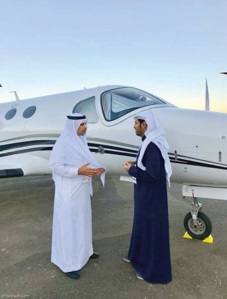 القاسمي يتحدث إلى الزميل حماد الدوسري