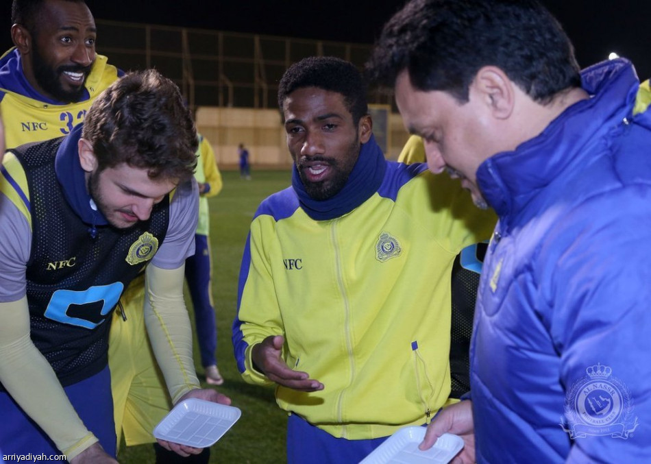 النصراويون يحتفلون بعوض خميس