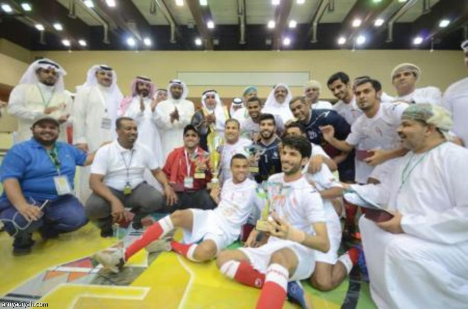 وكيل إمارة عسير يتوج منتخب عمان بكاس البطولة الخليجية