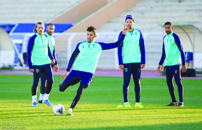 صورة التقطت أمس للمغربي مروان سعدان لاعب الفتح يستعد لتسديد الكرة في التدريبات (المركز الإعلامي ـ الفتح)