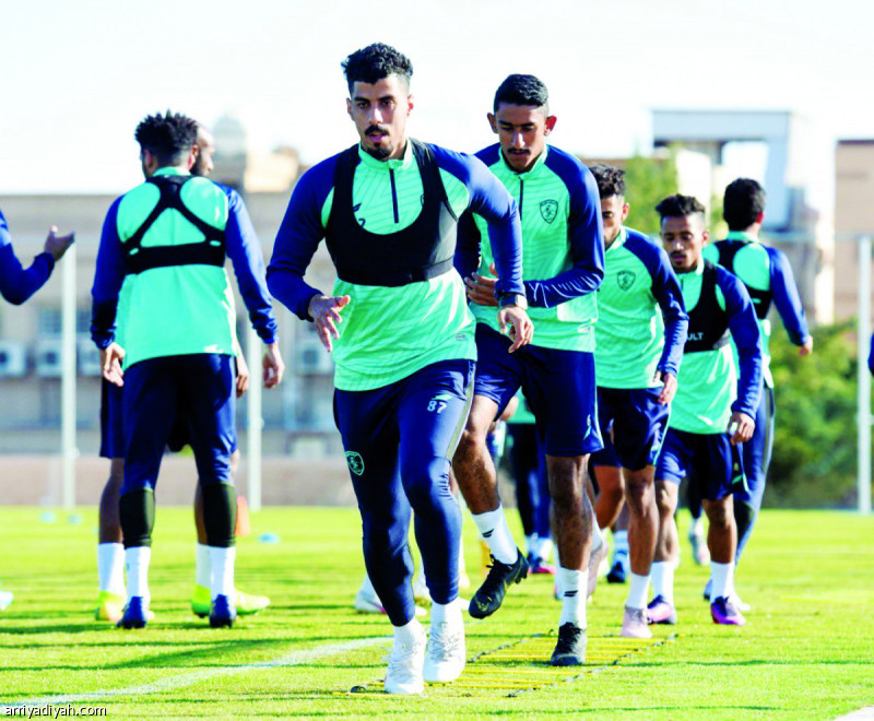 صورة التقطت أمس لقاسم لاجامي مدافع الفتح يتقدم عددًا من زملائه في أحد تمارين الحصة التدريبية الأخيرة استعدادًا لملاقاة التعاون (المركز الإعلامي ـ الفتح)