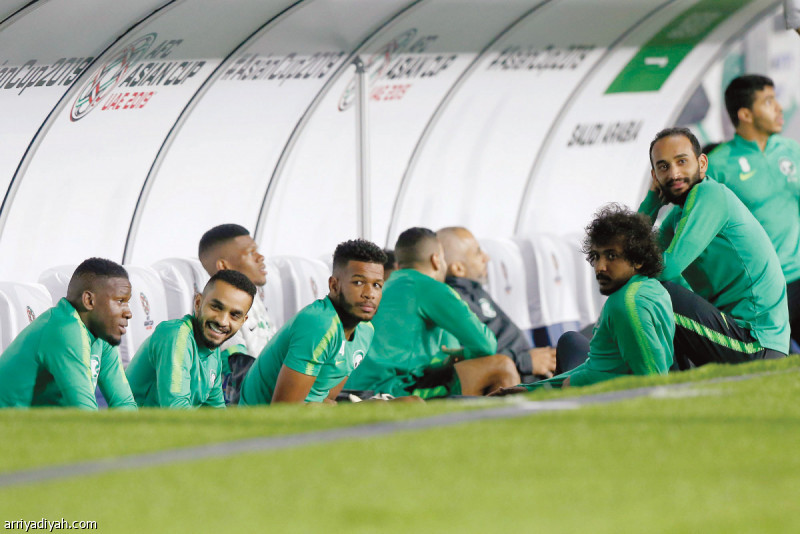 صورة التقطت أمس لعطيف والشهراني والموسى والبليهي واليامي والبريك وهوساوي، لاعبي المنتخب السعودي، يجلسون على دكة الاحتياط قبل بداية التدريبات.. ويبدو حسين الصادق تصوير: بدر الحمد