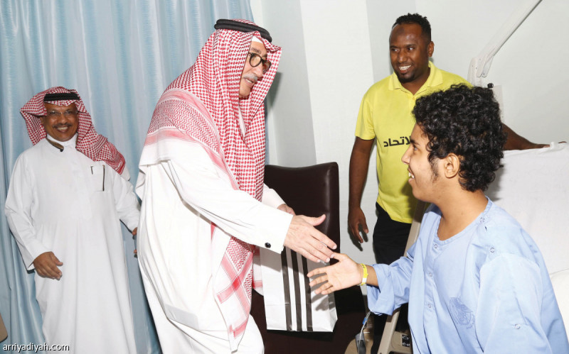 صورة التقطت لحاتم باعشن رئيس نادي الاتحاد السابق أثناء زيارته النهدي مشجع النادي في المستشفى تصوير: عدنان مهدلي
