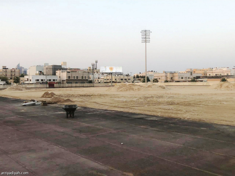 صورة التقطت أمس لملعب القادسية تظهر تمهيد الأرضية للزراعة (الرياضية)
