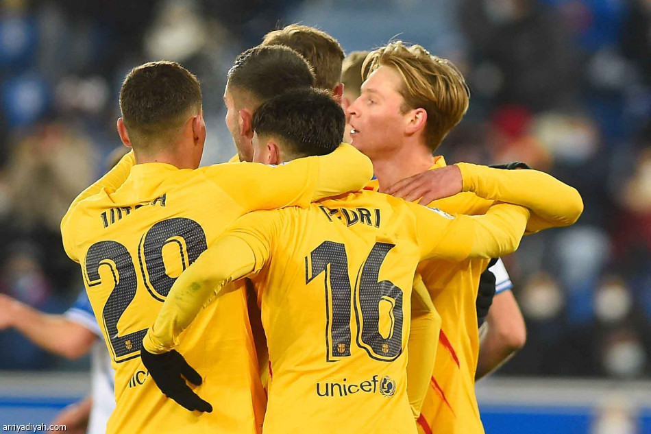 دي يونج يهدي برشلونة نقاط ألافيس