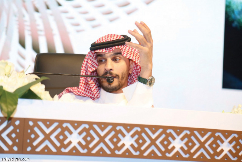 صورة التقطت لمحمد الروقي يتحدث خلال المحاضرة التي ألقاها في معرض الصقور والصيد