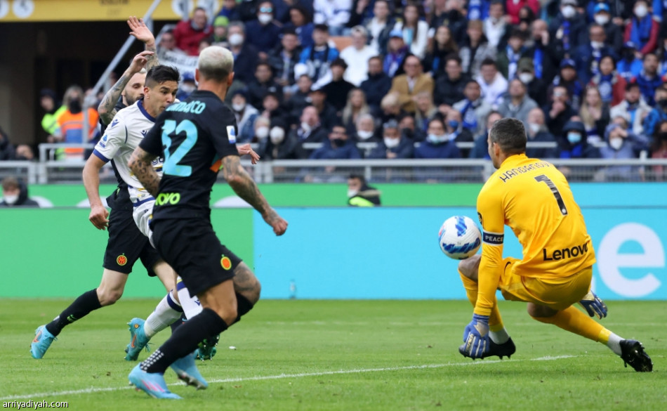 إنتر يضغط ميلان ونابولي  بثنائية فيرونا