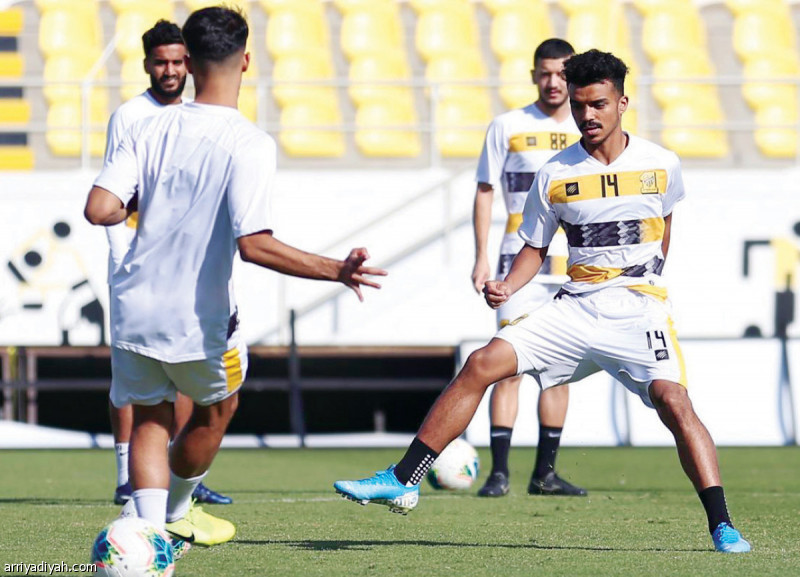 صورة التقطت أمس لطارق عبد الله لاعب فريق الاتحاد يمرر الكرة أثناء التدريب ومحاولة من يونس عبد الواحد زميله لقطعها (المركز الإعلامي ـ الاتحاد العربي)
