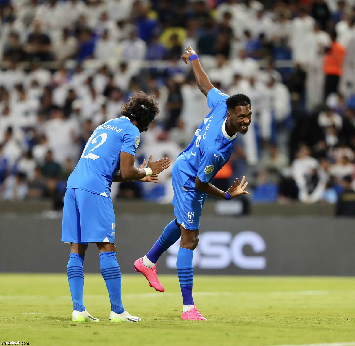 الهلال يعبر