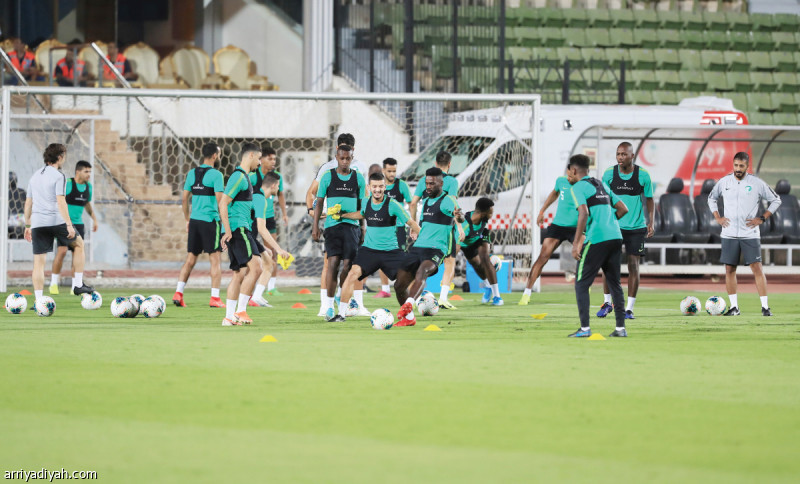 صورة التقطت أمس لعبد العزيز البيشي وسعود عبد الحميد وعبد الإله المالكي وعلي لاجامي لاعبو المنتخب السعودي يؤدون مرانًا ترفيهيًا قبل انطلاق التدريب الختامي تحضيرًا لمواجهة اليوم أمام سنغافورة ضمن الجولة الثانية من التصفيات الآسيوية المزدوجة المؤهلة لنهائيات كأس العالم 2022 وكأس آسيا 2023 تصوير: عبد العزيز السعودي