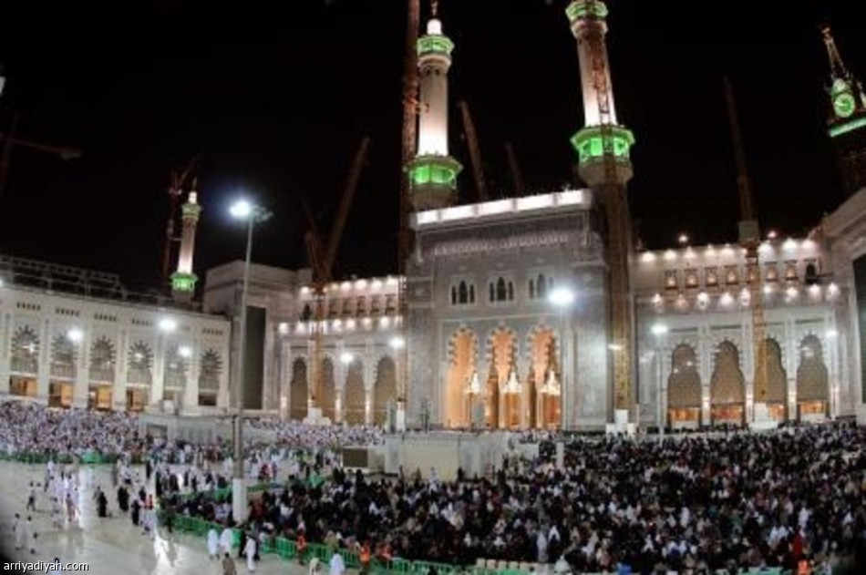 جموع المصلين يؤدون صلاة العشاء والتراويح ليلة 27 في المسجد الحرام