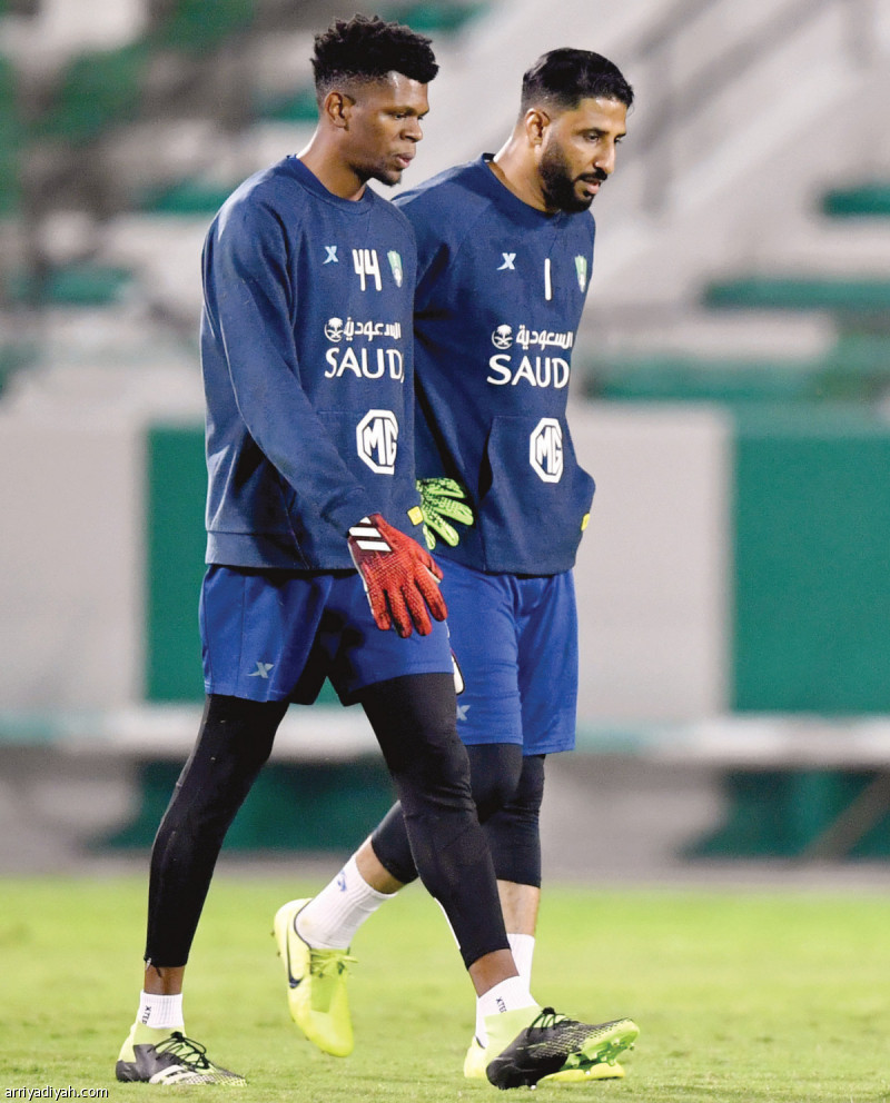 صورة التقطت أمس لمحمد الربيعي حارس الأهلي المرشح لمباراة الهلال وبجانبه ياسر المسيليم زميله أثناء التدريبات(المركز الإعلامي ـ الأهلي)