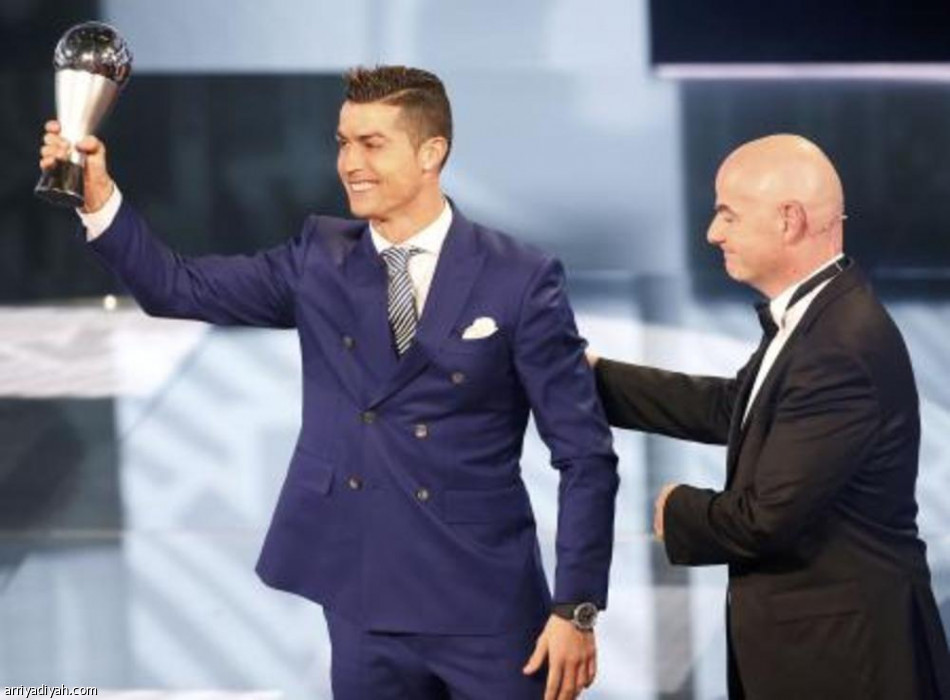 كريستيانو رونالدو يتوج بجائزة أفضل لاعب لعام 2016