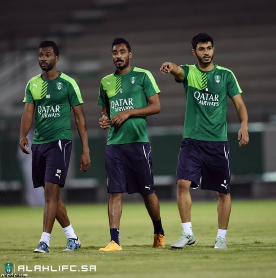 الأهلي يغلق ملف تجديد العقود ويفكر بالنصر