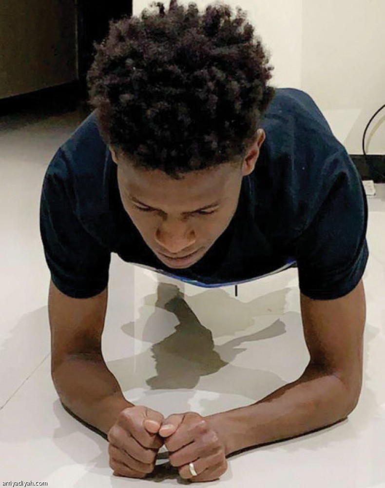 صورة التقطت أمس لماجد هزازي لاعب فريق ضمك يؤدي تدريبات لياقية في منزله في الرياض (صورة خاصة بالرياضية)