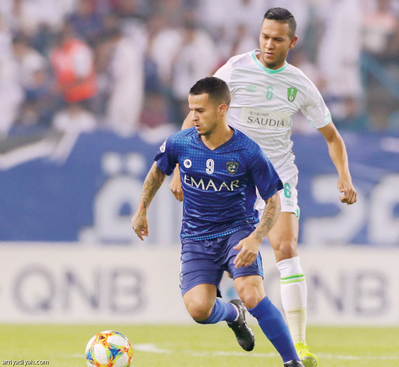 صورة التقطت أمس للإيطالي جيوفينكو مهاجم الهلال ينطلق بالكرة وسط مطاردة البرازيلي جوزيف دي سوزا لاعب الأهلي في مباراة الفريقين التي انتهت أهلاوية 1ـ0 في إياب دور الـ16 من دوري أبطال آسياتصوير: سعد العنزي