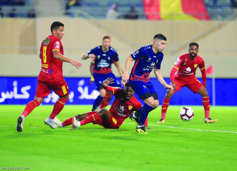 صورة التقطت أمس للأرجنتيني جوانكا مهاجم فريق الاتفاق يحاول تجاوز اثنين من مدافعي القادسية في المباراة التي انتهت قدساوية بـ