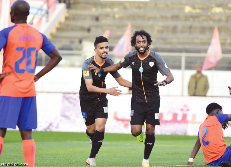 صورة التقطت أمس لوليد حزام لاعب الشباب يحتفل مع الصليهم بهدفه في الفيحاء تصوير: عبد الرحمن السالم