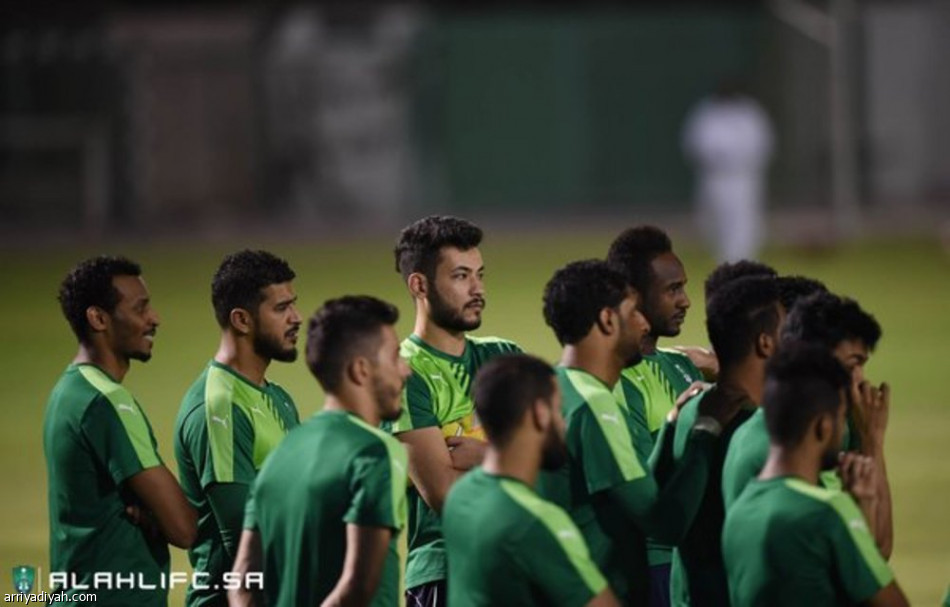 الأهلي يغلق ملف تجديد العقود ويفكر بالنصر