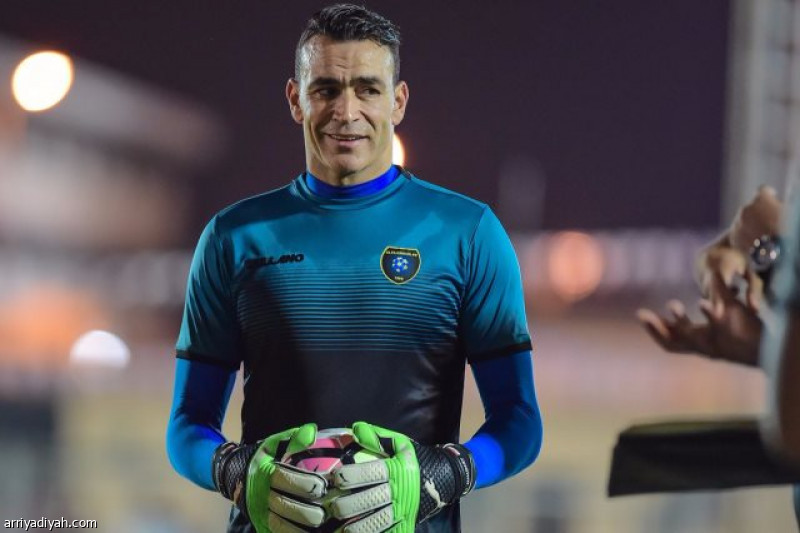 الحضري: الهلال والأهلي مثل مدريد وبرشلونة