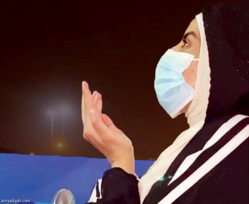 صورة التقطت أمس لنسيبة قاسم ترفع يديها بالدعاء إلى المولى ـ عز وجل ـ خلال وصولها إلى مشعر مزدلفة بعد الوقوف في عرفة (صورة خاصة بالرياضية)