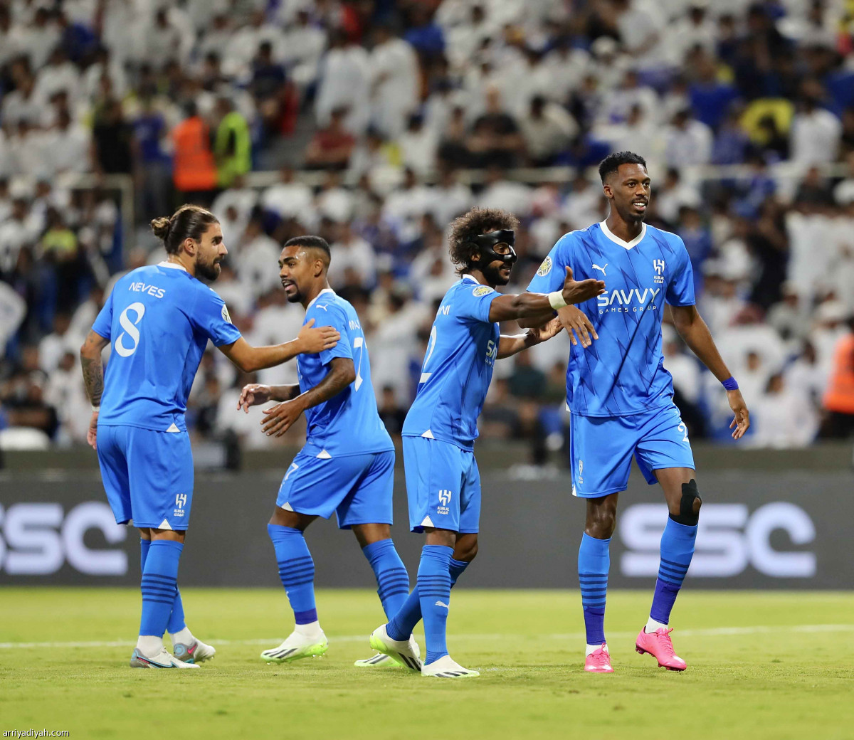 الهلال يعبر