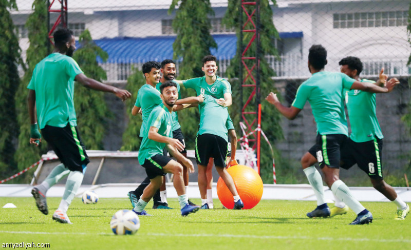 صورة التقطت أمس من تدريبات المنتخب ويظهر عبد الله الحمدان، وعلي الحسن، وناصر العمران، وأيمن الخليف تصوير: فهد المري