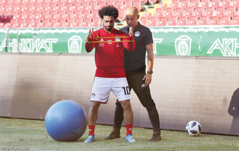 صور التقطت لمحمد صلاح لاعب المنتخب المصري يؤدي تدريبات انفرادية باشراف طبيب المنتخب في مدينة جروزني (الفرنسية)