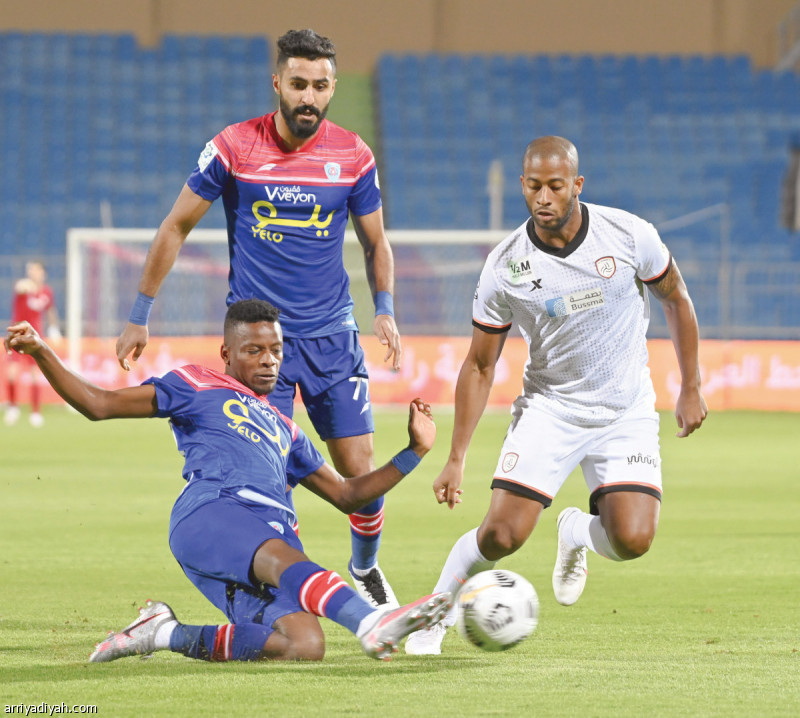 صورة التقطت أمس لسعيد حمسل لاعب أبها يحاول تغيير اتجاه الكرة قبل أن يسيطر عليها البرازيلي سيبا لاعب الشباب خلال مباراة الفريقين.. ويبدو أحمد الحبيب تصوير: عبد الرحمن السالم