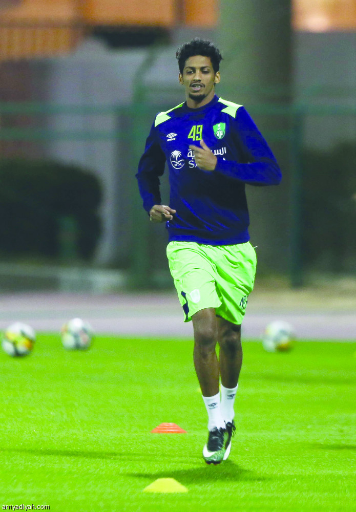 العمري والمؤشر يدعمان الأهلي قبل الشعلة