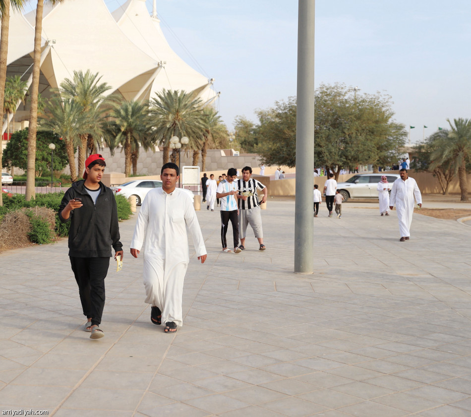 متجر النصر..
سباق على التذاكر والقمصان