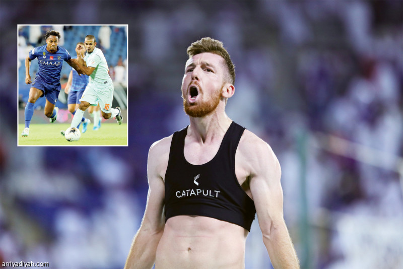 صورة التقطت أمس للبرتغالي أرسينيو مارتينز لاعب فريق الفيحاء الأول لكرة القدم يحتفل بعد تسجيله هدفًا قاتلًا منح فريقه التعادل مع الهلال 1ـ1 ضمن الجولة الثالثة من دوري كأس محمد بن سلمان للمحترفين ..وفي الإطارالبيروفي أندريه كاريلو لاعب الهلال وعبد الرحمن البركة لاعب الفيحاء يتنافسان على الكرة خلال المباراة تصوير: يزيد الضويحي وعلي الظاهري