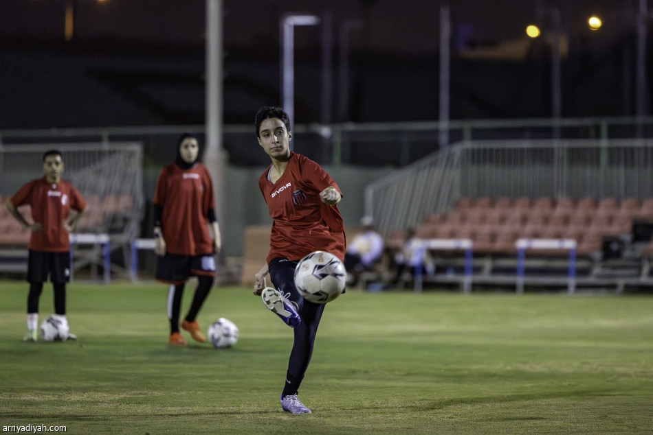 سيدات الرياض يتسلحن بالخبرة الإسبانية في الدوري الممتاز