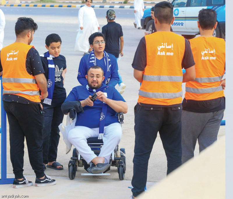 صورة التقطت أمس لمشجع من ذوي الاحتياجات الخاصة حضر مبكرًا إلى الملعب (الرياضية)