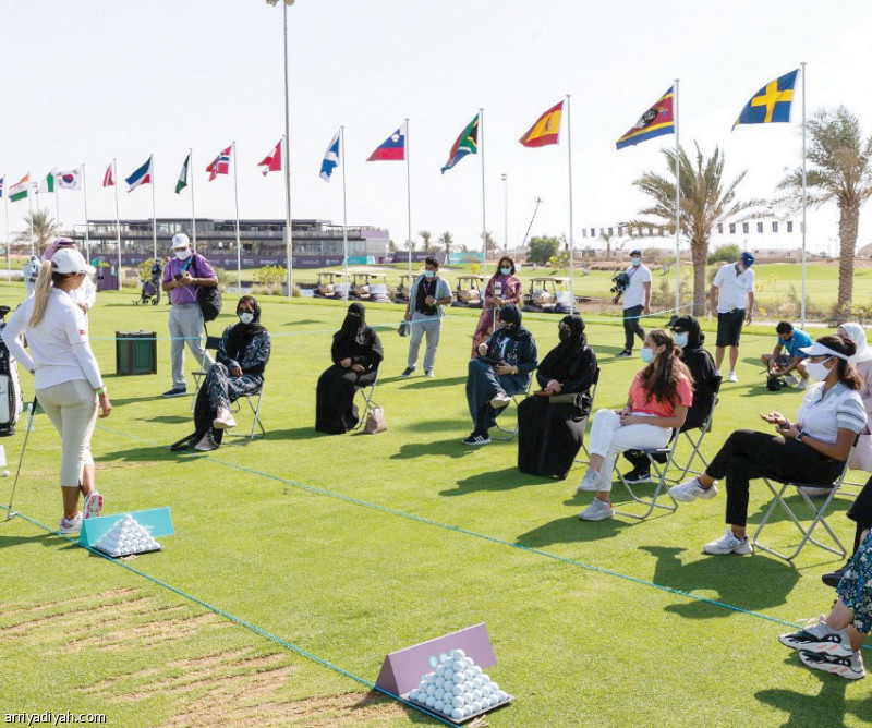 صورة التقطت أمس من إحدى محاضرات البرنامج المجاني لتعليم لعبة الجولف في السعودية (المركز الإعلامي ـ جولف السعودية)